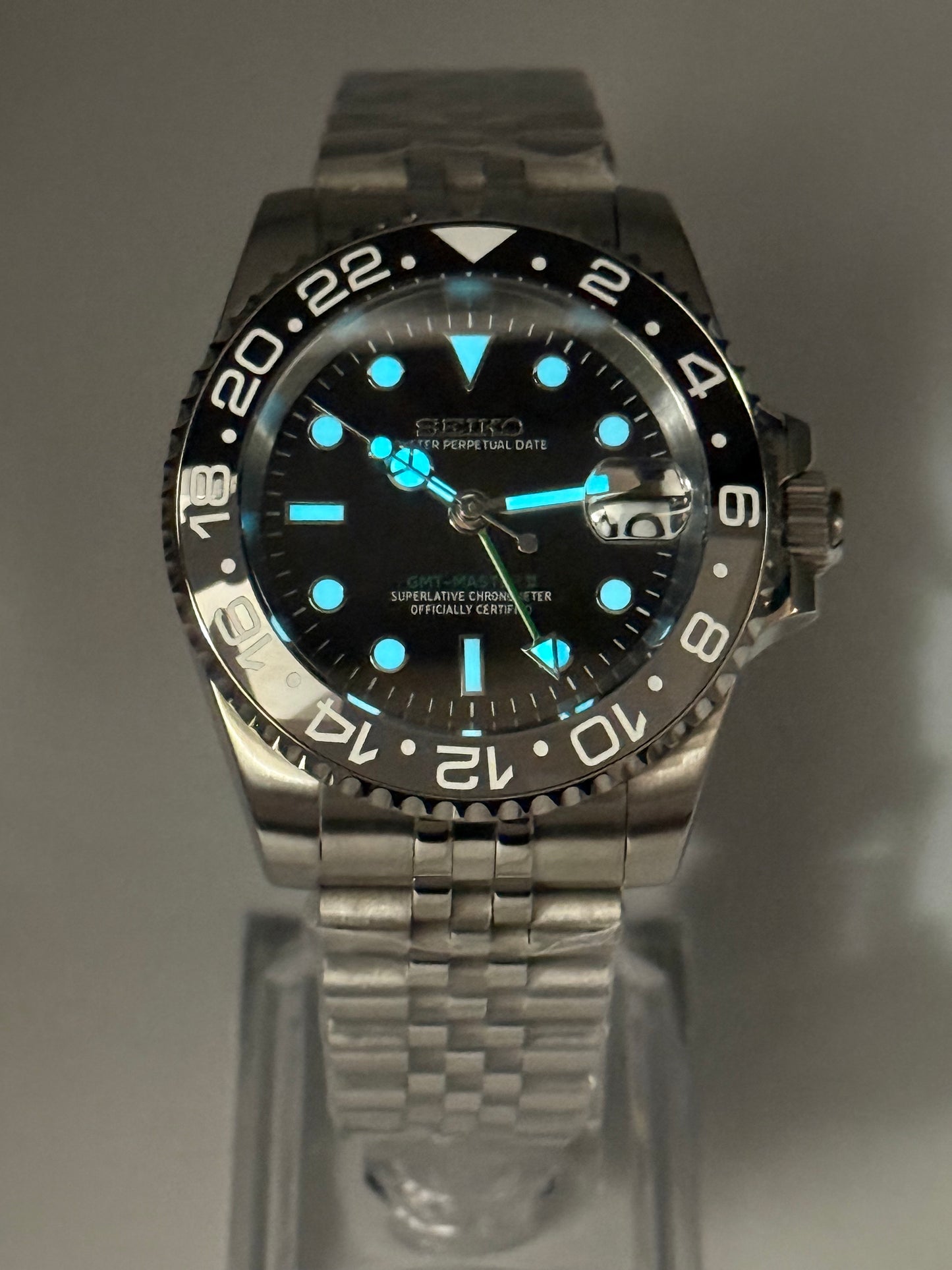 ARAMI MODS | Mod GMT 'Bruce Wayne' NH34 - Bisel 24H, Zafiro y Doble Zona Horaria