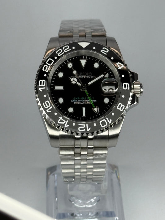 ARAMI MODS | Mod GMT 'Bruce Wayne' NH34 - Bisel 24H, Zafiro y Doble Zona Horaria