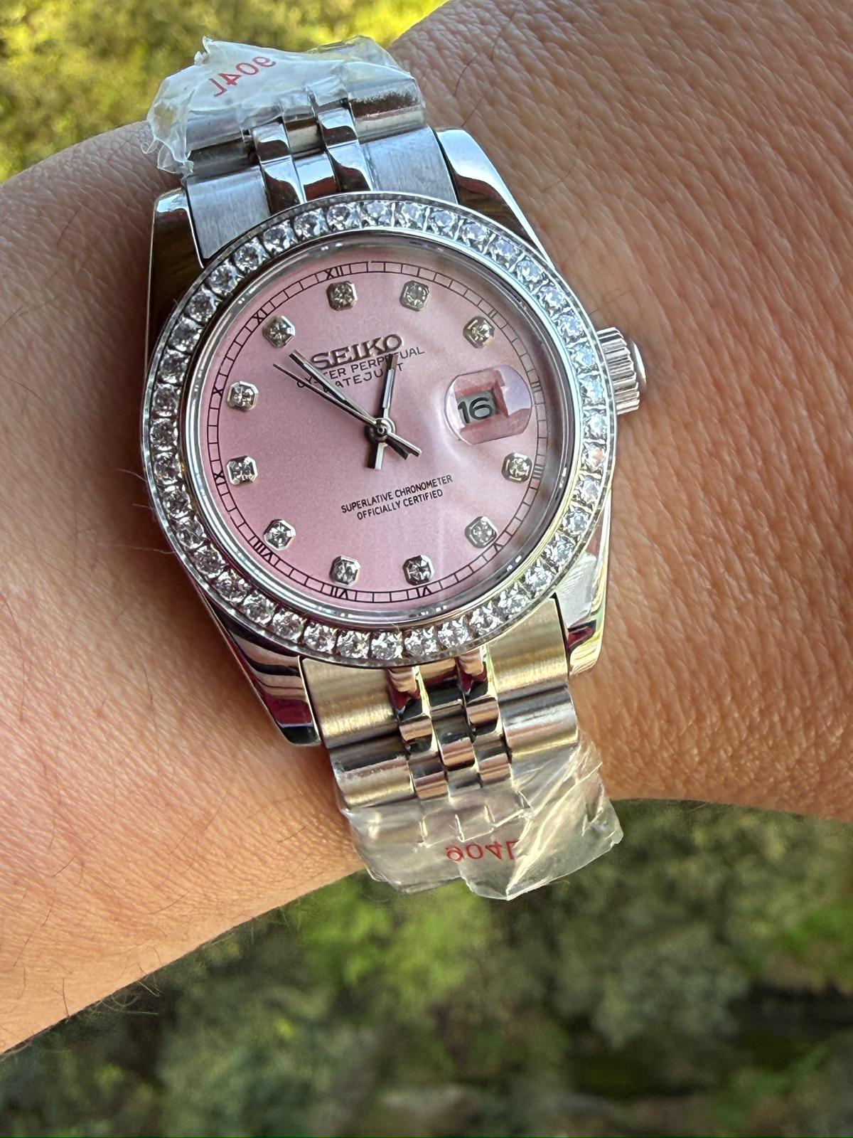 ARAMI MODS | Mod "Lady Datejust" 31mm - Movimiento NH05, Dial Rosa con Gemas y Acero 904L