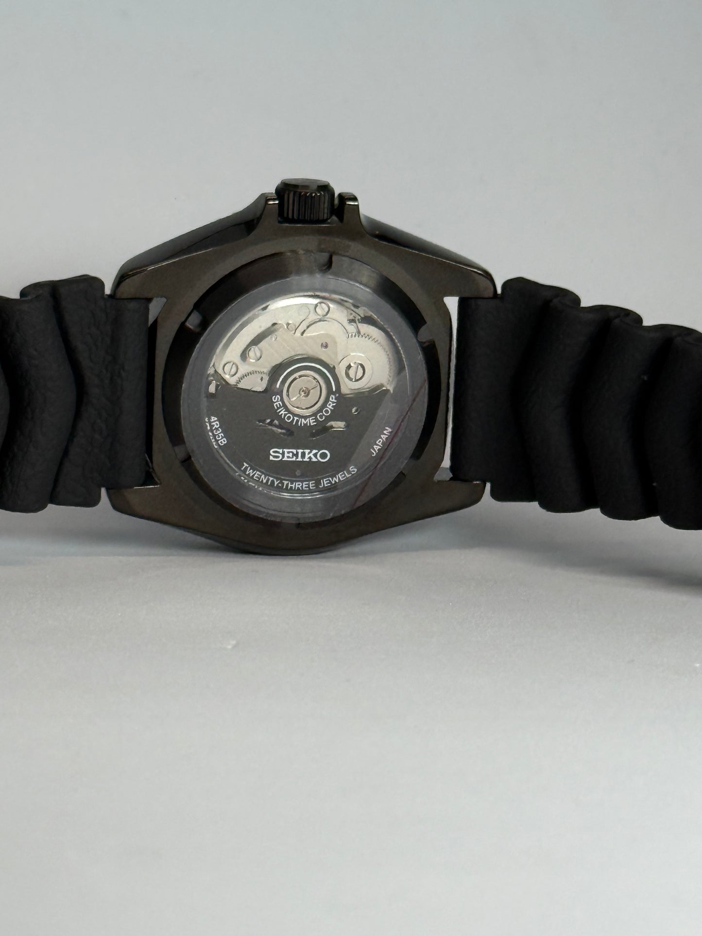 Titan Stealth – Arctic Lume Automático